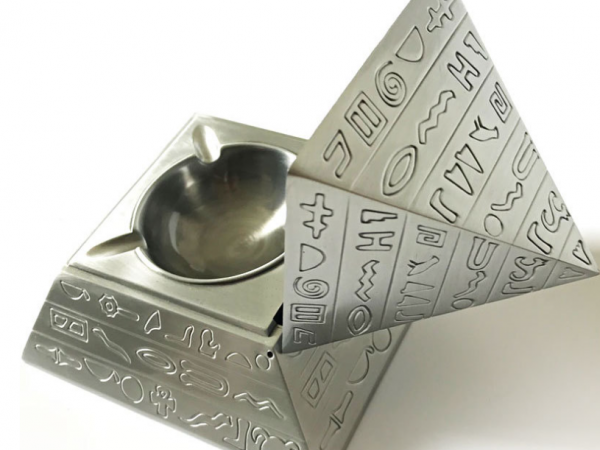 Pyramidal ash tray